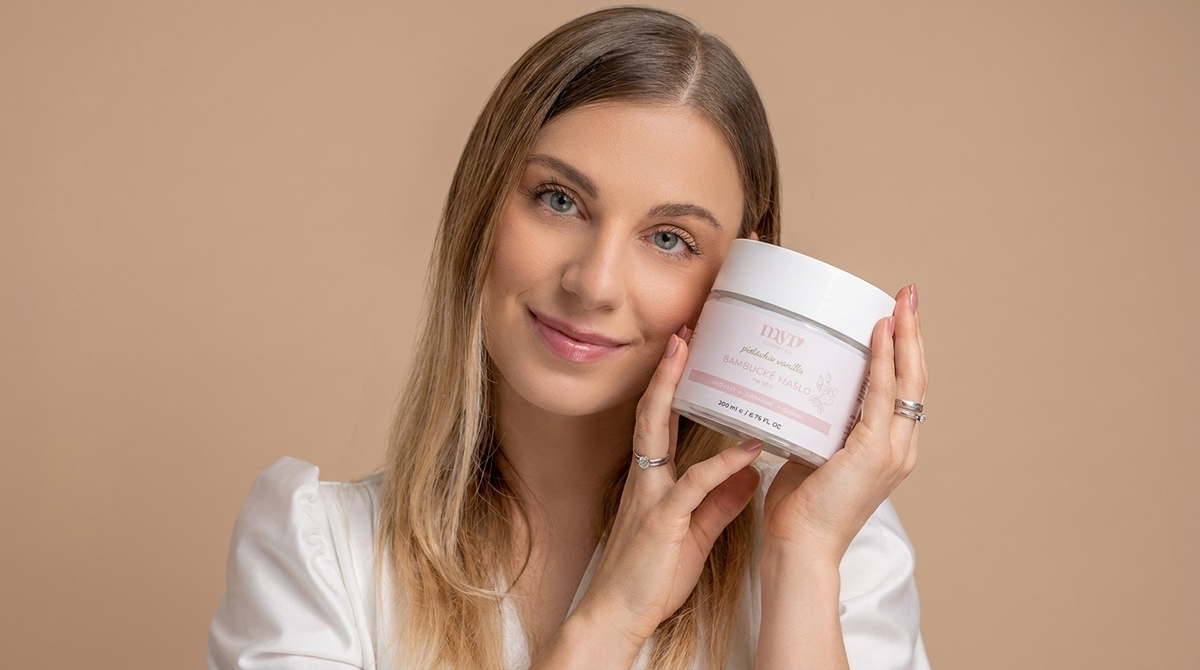 Žena drží MYN Cosmetics bambucké maslo pri tvári
